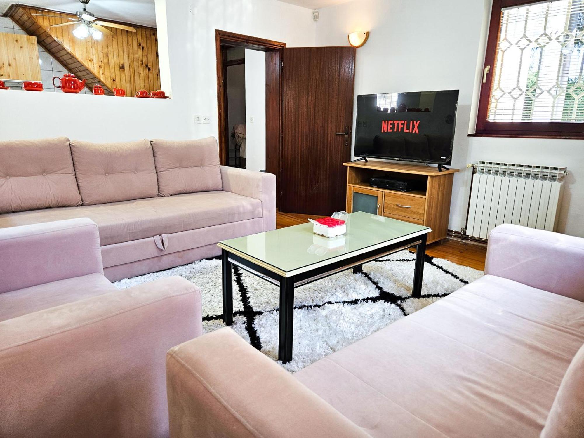 Pine Hideaway - Free Private Parking *